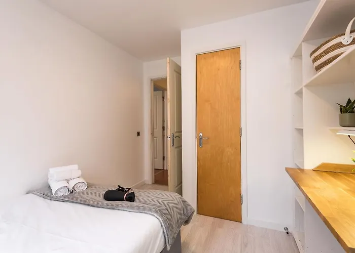 Modern Spacious 3 Bedroom Centre - Free Parking - Private Balcony شقة إدنبرة