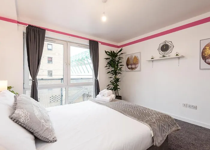 شقة Modern Spacious 3 Bedroom Centre - Free Parking - Private Balcony