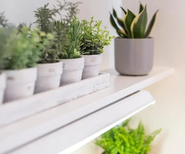 Modern Spacious 3 Bedroom Centre - Free Parking - Private Balcony شقة