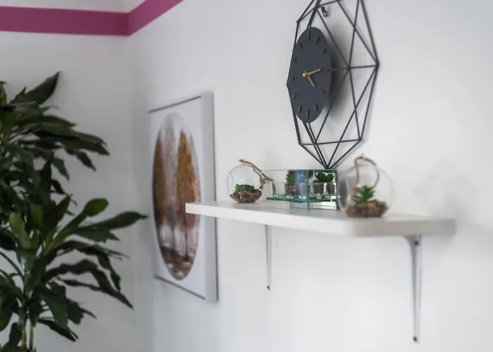 Modern Spacious 3 Bedroom Centre - Free Parking - Private Balcony *