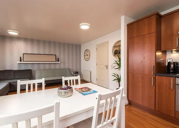 Modern Spacious 3 Bedroom Centre - Free Parking - Private Balcony شقة *