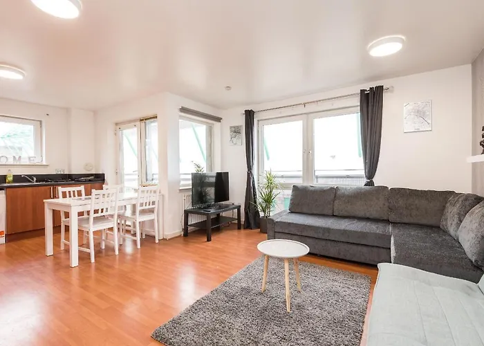 Modern Spacious 3 Bedroom Centre - Free Parking - Private Balcony شقة