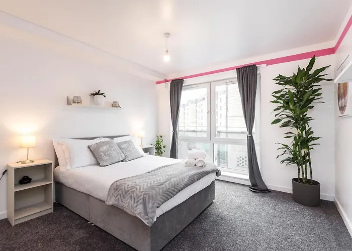 Modern Spacious 3 Bedroom Centre - Free Parking - Private Balcony *