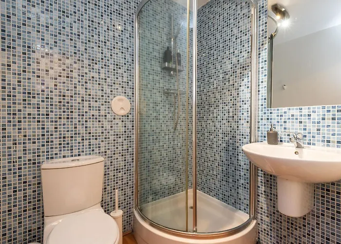 شقة Modern Spacious 3 Bedroom Centre - Free Parking - Private Balcony