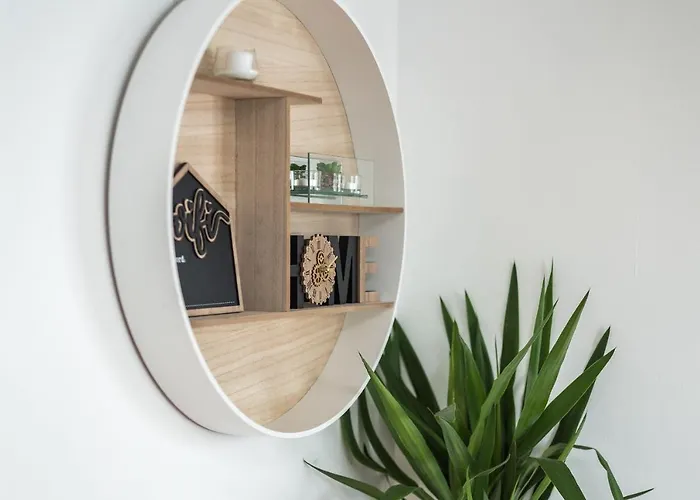 Modern Spacious 3 Bedroom Centre - Free Parking - Private Balcony شقة *