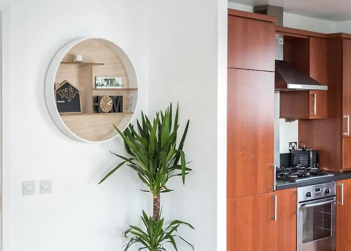 Modern Spacious 3 Bedroom Centre - Free Parking - Private Balcony * Edinburgh
