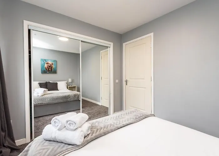 Modern Spacious 3 Bedroom Centre - Free Parking - Private Balcony *