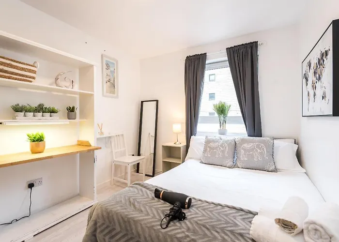 Modern Spacious 3 Bedroom Centre - Free Parking - Private Balcony شقة إدنبرة