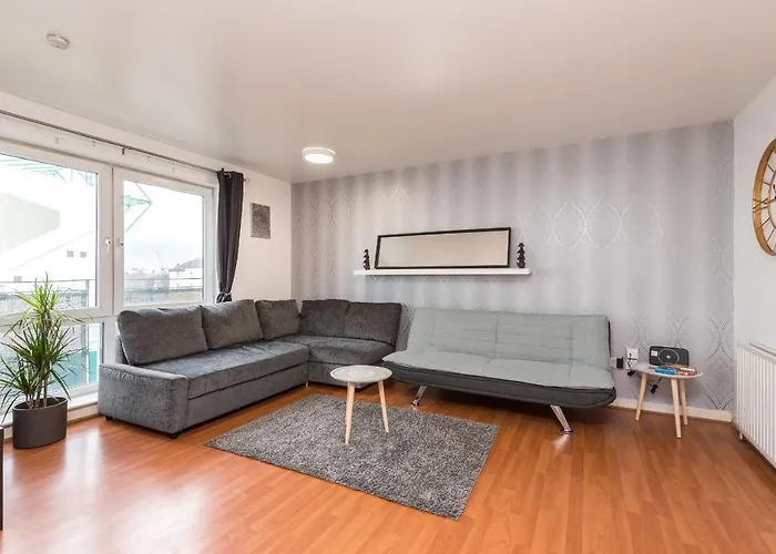 Modern Spacious 3 Bedroom Centre - Free Parking - Private Balcony شقة *