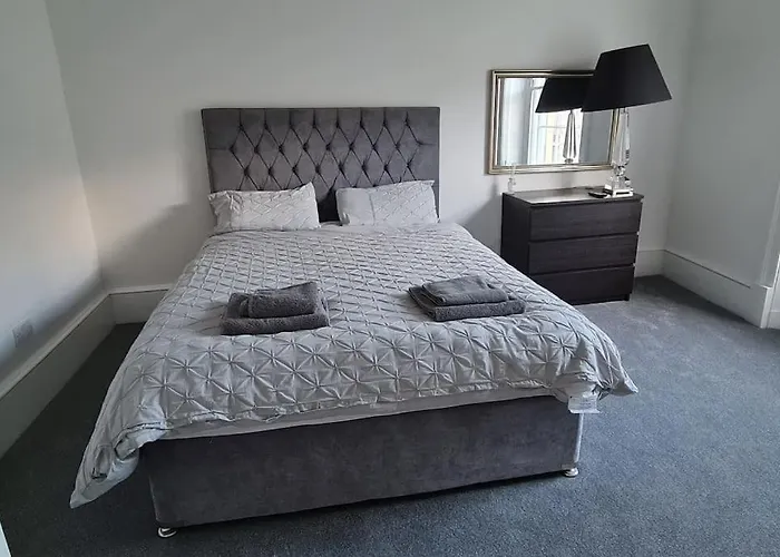 Large 4 Bed Lejlighed *