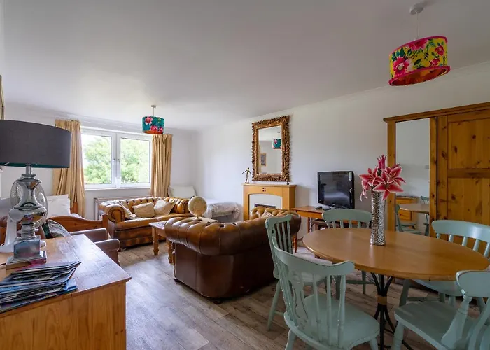Pilrig Flat: A Lovely 5-bed With A Lift Apartment