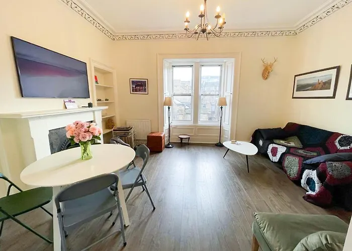 Open Plan 2 Bed Apt, Near Castle 아파트 에든버러