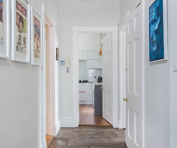 Magnificent Georgian 3-bedroom In New Town *