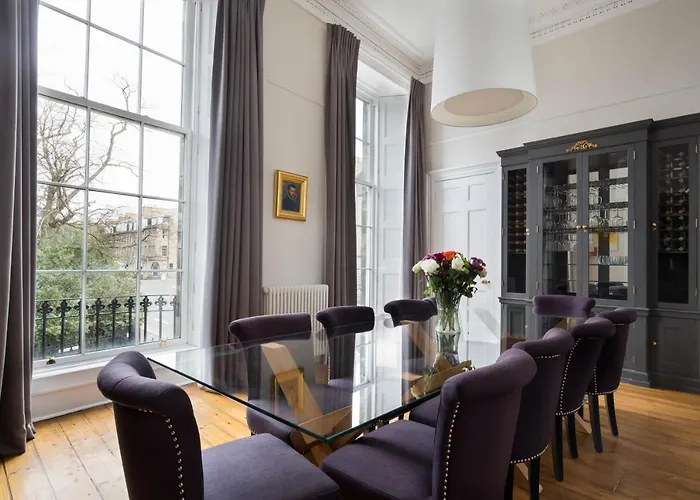 Magnificent Georgian 3-bedroom In New Town شقة