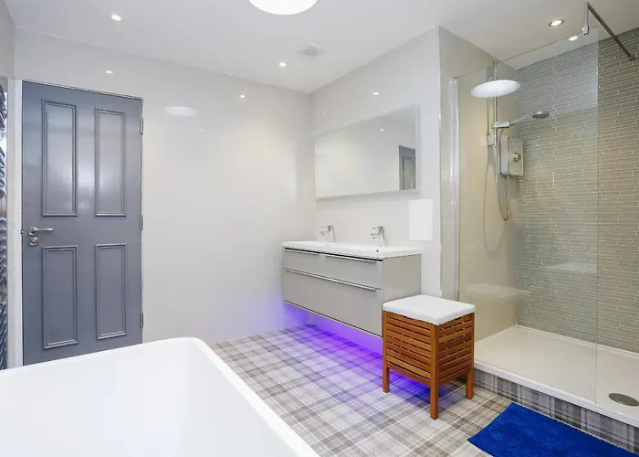 Fabulous 5 Double Bedroom Old Town *