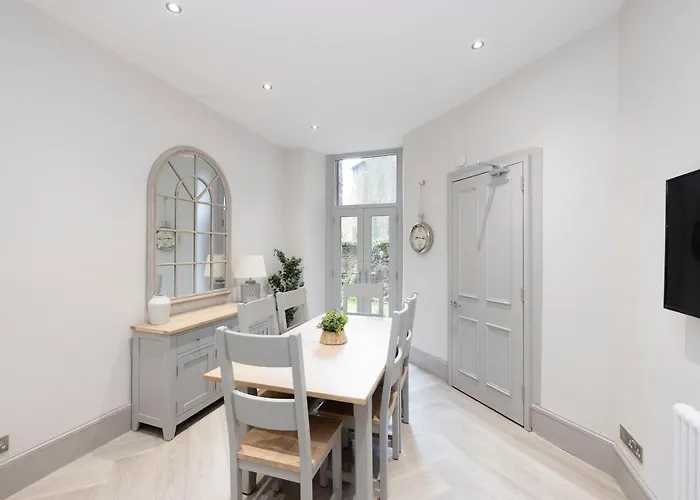 Stylish 3-bedroom Getaway Apartment