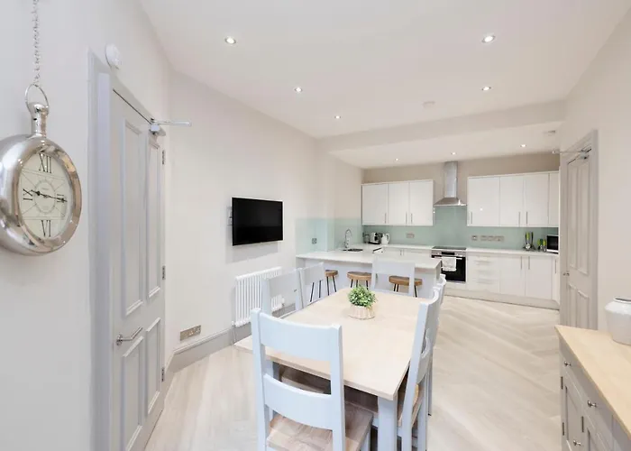 Stylish 3-bedroom Getaway * Эдинбург