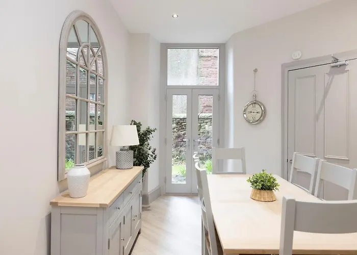 Stylish 3-bedroom Getaway Эдинбург