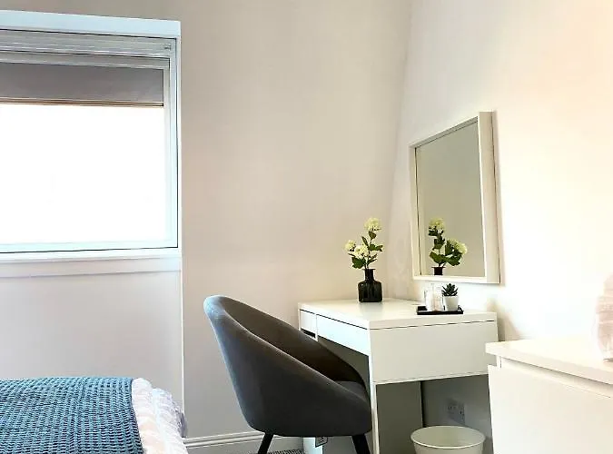 Ferienhaus 3 Bedroom - 2 Bathroom Townhouse In Corstorphine Near Murrayfield Stadium - Direct Bus To Centre In 20 Minutes - Two Private Parking Spaces - Private Sunny Garden - Recently Refurbished Edinburgh