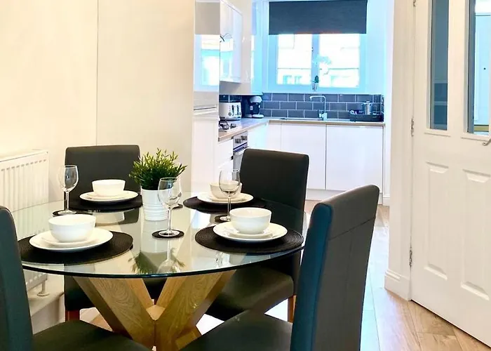 3 Bedroom - 2 Bathroom Townhouse In Corstorphine Near Murrayfield Stadium - Direct Bus To Centre In 20 Minutes - Two Private Parking Spaces - Private Sunny Garden - Recently Refurbished Ferienhaus