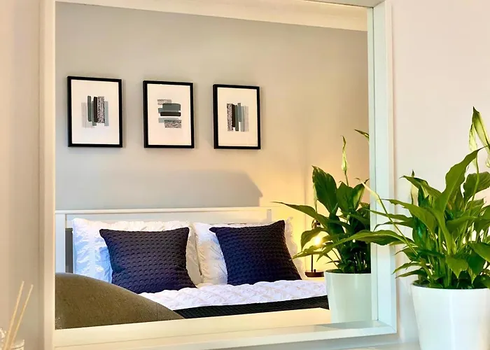Ferienhaus 3 Bedroom - 2 Bathroom Townhouse In Corstorphine Near Murrayfield Stadium - Direct Bus To Centre In 20 Minutes - Two Private Parking Spaces - Private Sunny Garden - Recently Refurbished *