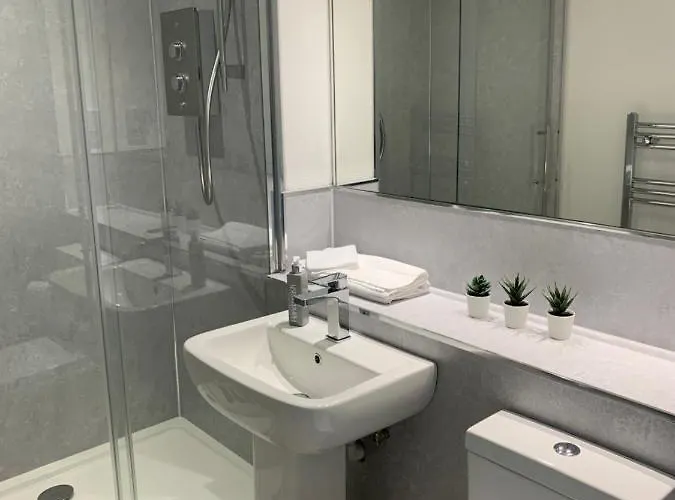 Ferienhaus 3 Bedroom - 2 Bathroom Townhouse In Corstorphine Near Murrayfield Stadium - Direct Bus To Centre In 20 Minutes - Two Private Parking Spaces - Private Sunny Garden - Recently Refurbished