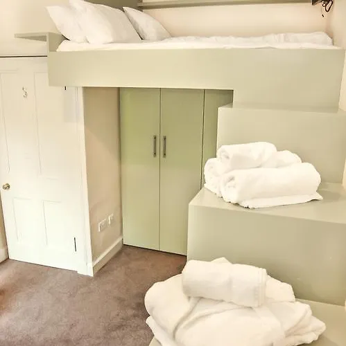 Chic & Bright Flat Near Holyrood Park *