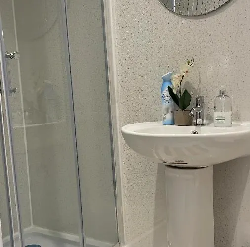 One Bedroom In Spacious Bungalow, Free Parking & Private Entrance