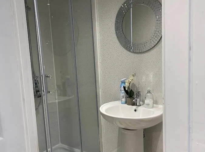 Homestay One Bedroom In Spacious Bungalow, Free Parking & Private Entrance *