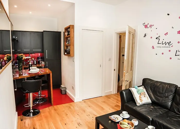 Chic & Bright Flat Near Holyrood Park شقة