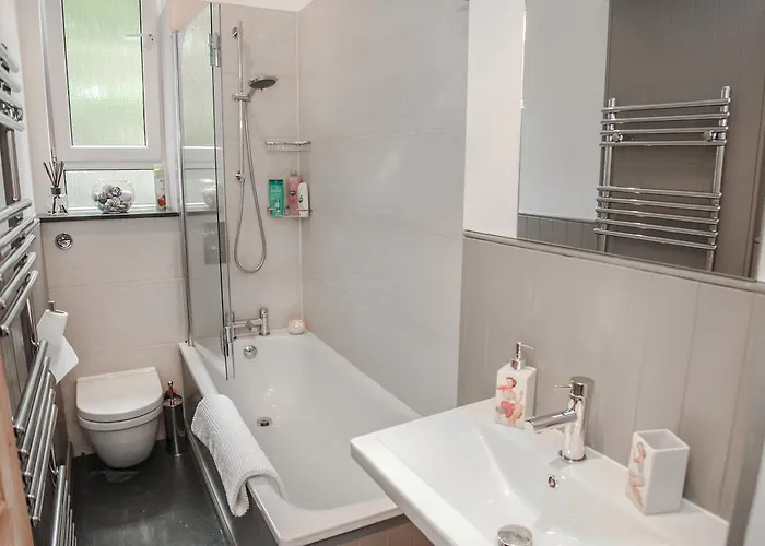 Chic & Bright Flat Near Holyrood Park *