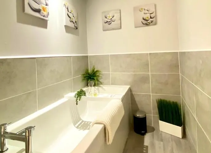 Ferienhaus 3 Bedroom - 2 Bathroom Townhouse In Corstorphine Near Murrayfield Stadium - Direct Bus To Centre In 20 Minutes - Two Private Parking Spaces - Private Sunny Garden - Recently Refurbished *