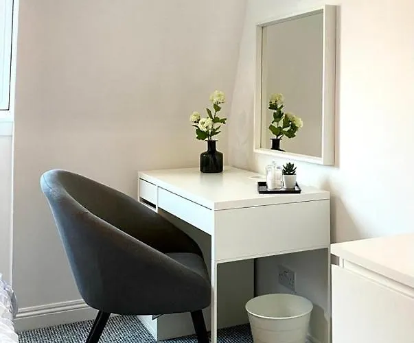 3 Bedroom - 2 Bathroom Townhouse In Corstorphine Near Murrayfield Stadium - Direct Bus To Centre In 20 Minutes - Two Private Parking Spaces - Private Sunny Garden - Recently Refurbished * Edinburgh
