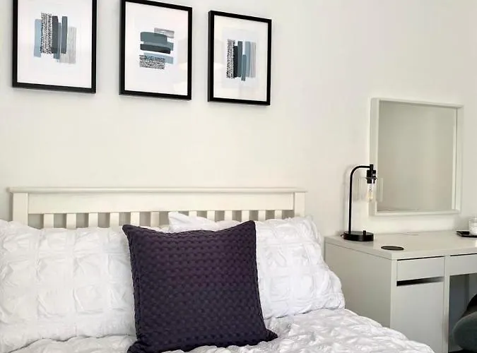 3 Bedroom - 2 Bathroom Townhouse In Corstorphine Near Murrayfield Stadium - Direct Bus To Centre In 20 Minutes - Two Private Parking Spaces - Private Sunny Garden - Recently Refurbished Ferienhaus Edinburgh