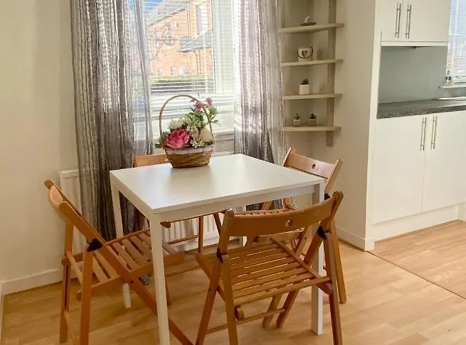 Cosy 2 Bedroom With Free Parking Near