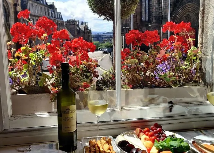 Royal Mile Apt, Just 1 Min From Castle! דירה