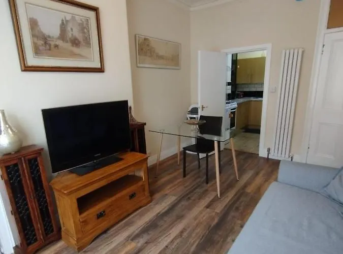 Appartamento 2 Bedrooms Flat Central Edinburgh, Sleeps 6, In The Shadow Of Holyrood Park And Arthur's Seat With Free Parking, Two Bed Edimburgo