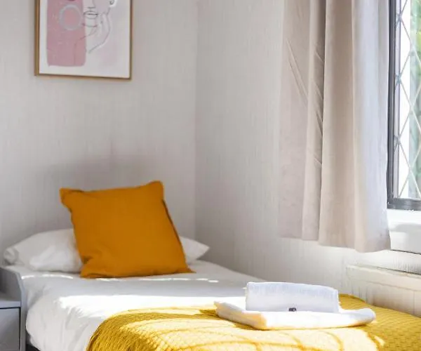 Lovely 3bed House-private Parking Nyaraló *