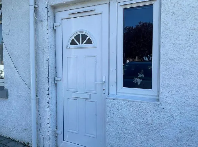 One Bedroom In Spacious Bungalow, Free Parking & Private Entrance