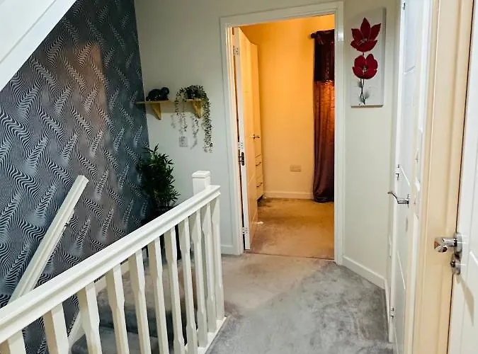 Modern 3 Bed With Free Parking And Garden Close To Center And Airport 빌라