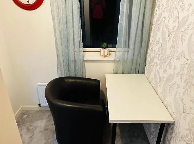 빌라 Modern 3 Bed With Free Parking And Garden Close To Center And Airport *