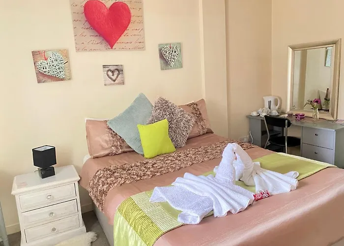 Lovely Double With Private Bathroom And Double With Shared Toilet & Parking Free * 爱丁堡