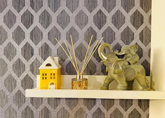 Modern 3 Bed With Free Parking And Garden Close To Center And Airport Villa *