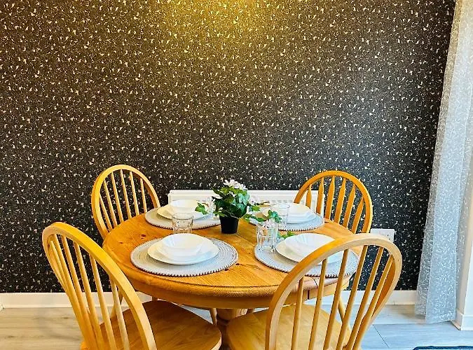 Modern 3 Bed With Free Parking And Garden Close To Center And Airport Villa