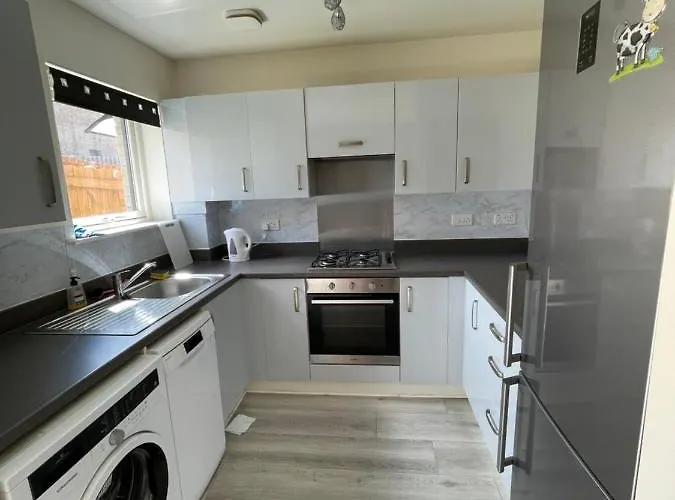Modern 3 Bed With Free Parking And Garden Close To Center And Airport Edinburgh