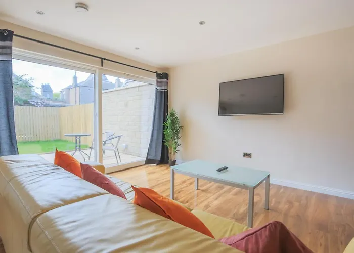 Stylish Modern Newly Built 15 Min From Centre