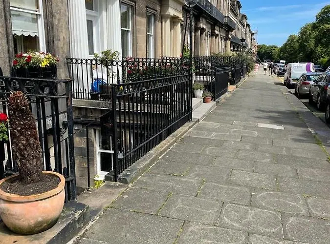 Fantastic 3 Double Bedrooms 2 Bathrooms Garden Sleeps 6