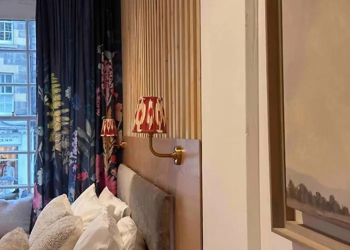 16th Century Courtyard On The Royal Mile