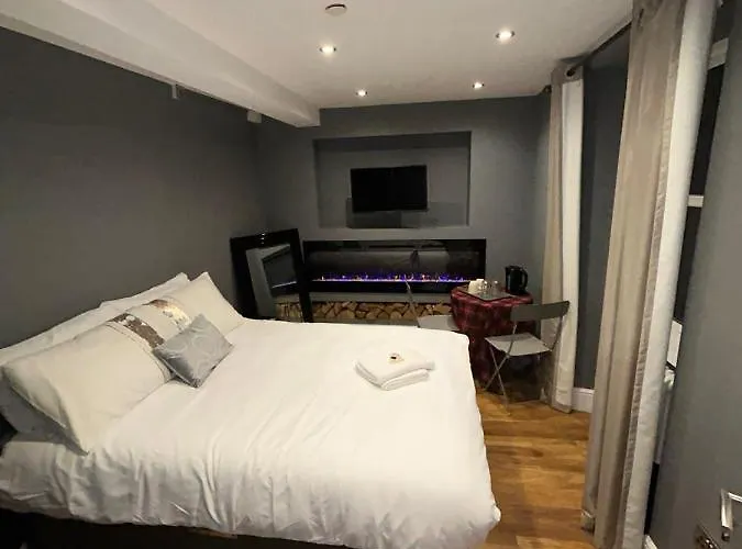 Cosy Double Bed With Fire Place ホームステイ