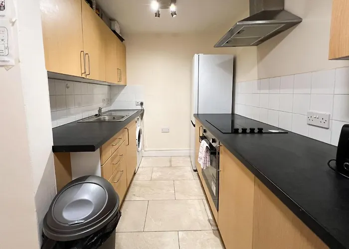 Convenient 2br Basement Flat In Leith アパート